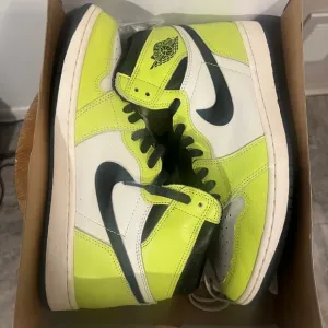 Nike Air Jordan High-Top Sneakers in Neon Yellow and Black Retro 1 slime Green