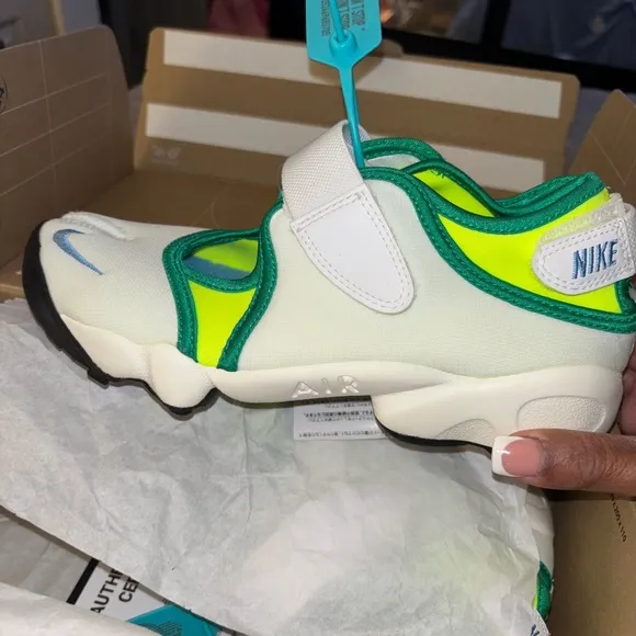 Nike White and Green Sneakers with Velcro Strap