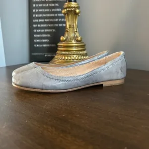 NWT Frye Carson Ballet 5.5 Steel Blue Leather Slip-On Flats