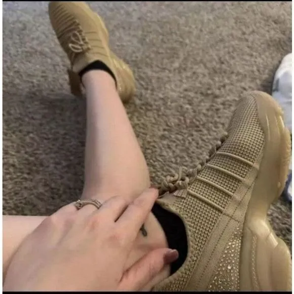 Nwt super cute trendy ladies sneakers Blush color sz 8.5
