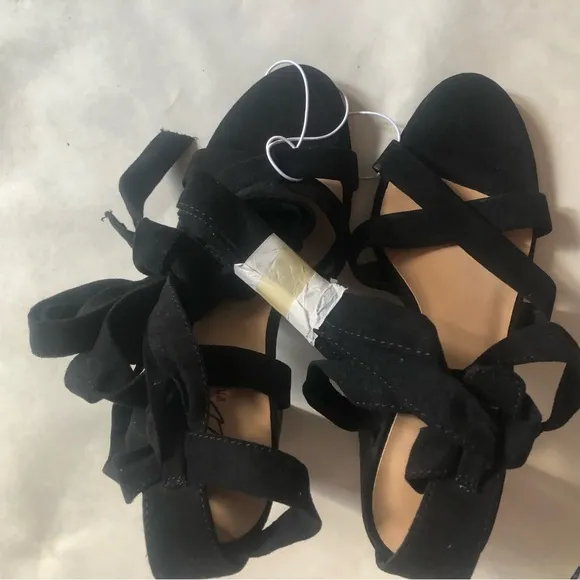 ❤️NWT Wild Pair Strappy Black Block Heels Sandals 7.5