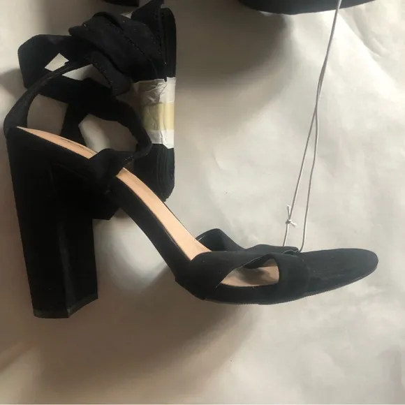 ❤️NWT Wild Pair Strappy Black Block Heels Sandals 7.5