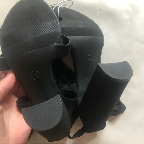 ❤️NWT Wild Pair Strappy Black Block Heels Sandals 7.5