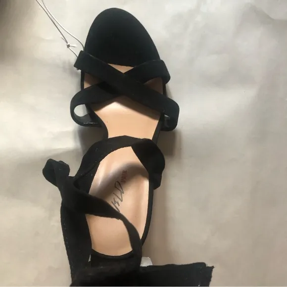 ❤️NWT Wild Pair Strappy Black Block Heels Sandals 7.5