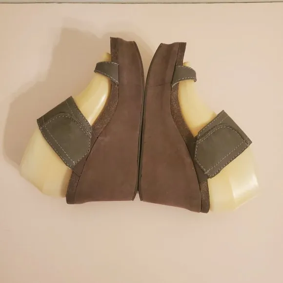 OTBT Brown Wedge Sandals 7.5M Leather BROOKFIELD Toe Thong