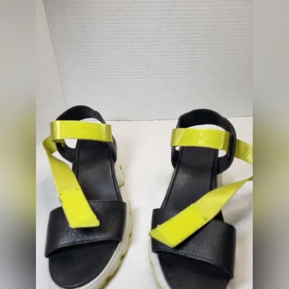 Sorel Women's Sz 7 EU 38 KINETIC IMPACT Y-STRAP Wedge Sandals  BLACK Ret…
