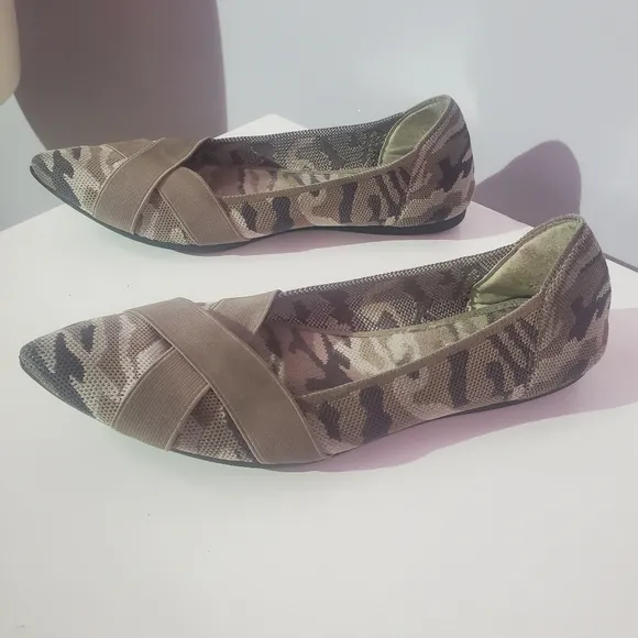 Steven by steve madden rosy camouflage flats size 9