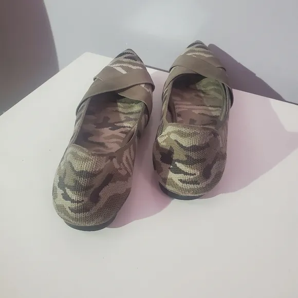 Steven by steve madden rosy camouflage flats size 9