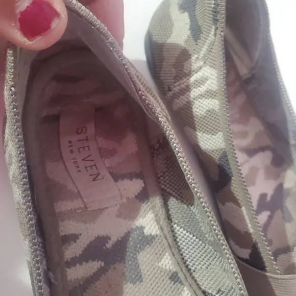 Steven by steve madden rosy camouflage flats size 9