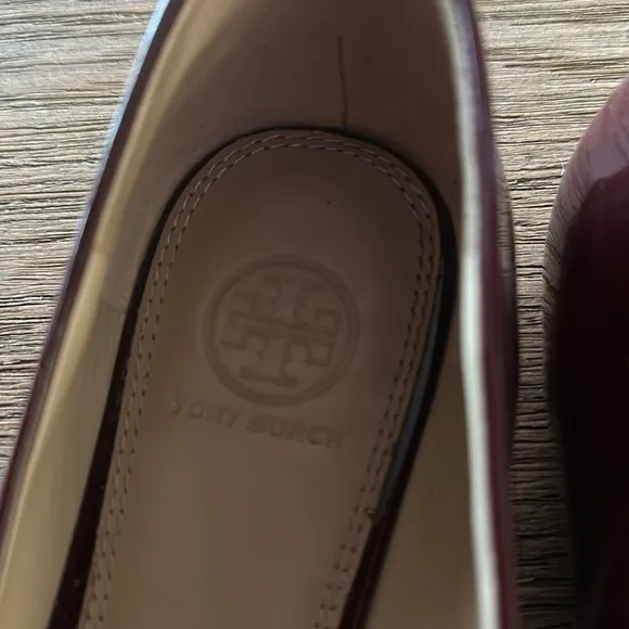 TORY BURCH Burgundy Oxblood Patent Leather Ballet Flats Gold Logo Size 9