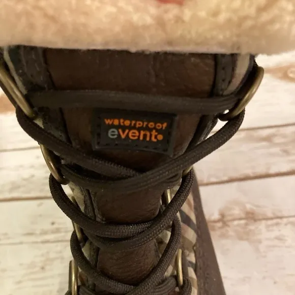 UGG Brown Quilted Newberry Waterproof Event Boot Size 7