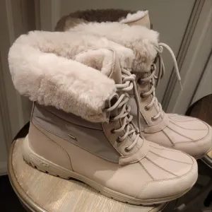 UGG Butte Mono snow boots.