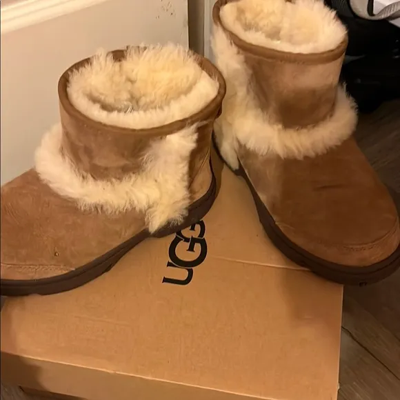 UGG Classic Tan Shoe Box