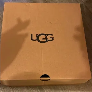 UGG Classic Tan Shoe Box