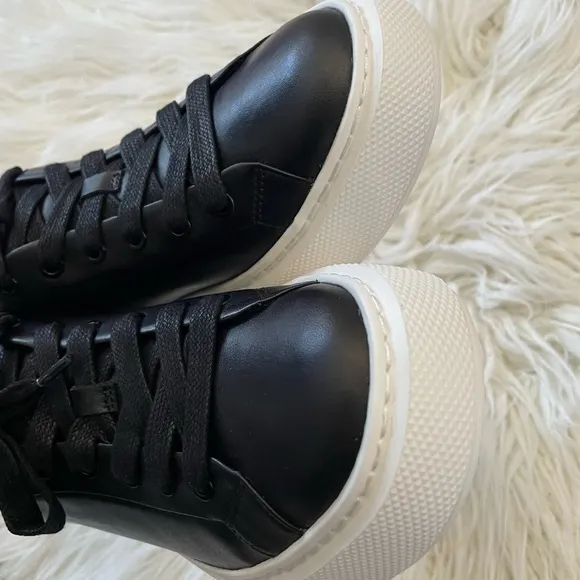 Vince black leather snake detail‎ sneakers size 8.5