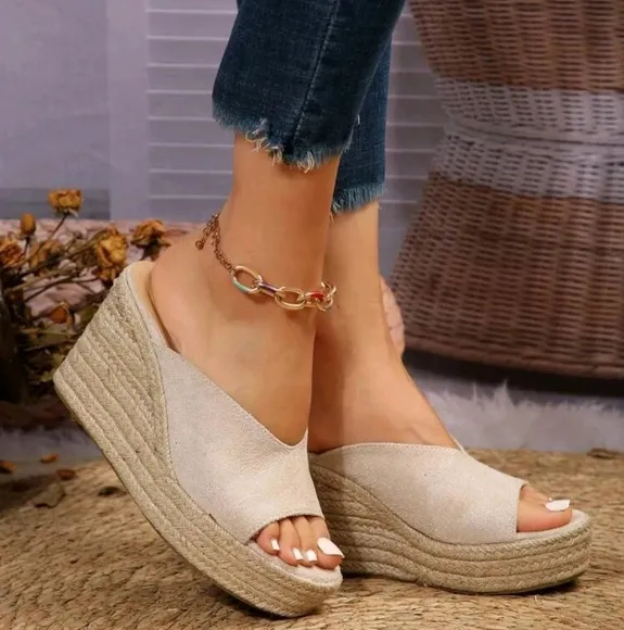 Women's Fashionable Beach Wearable Beige Wedge Heel &amp; Thick Platform Sandals